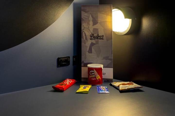 Room 8 of 33