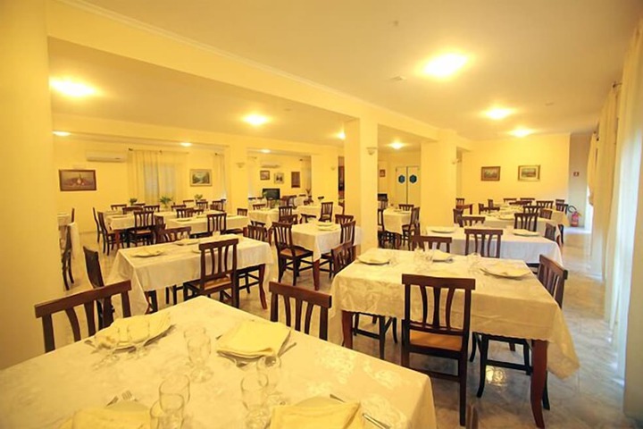 Dining 2 of 8