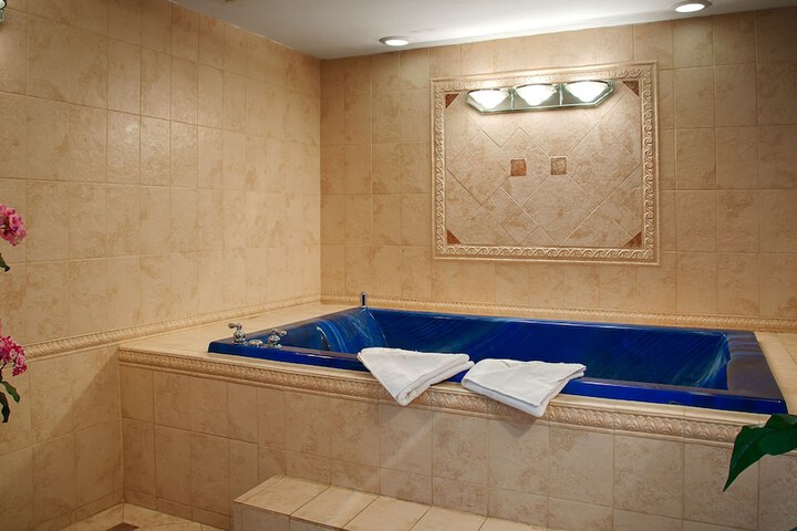 1 Queen Bed (1 of 22)