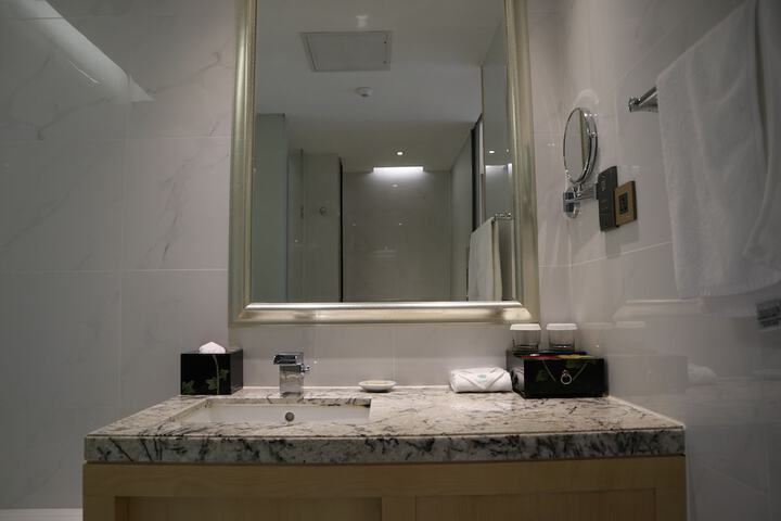 Room 33 of 64