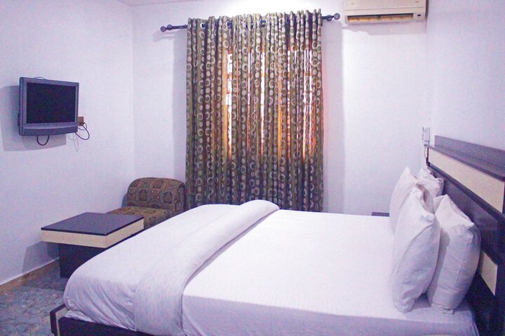 Room 10 of 38