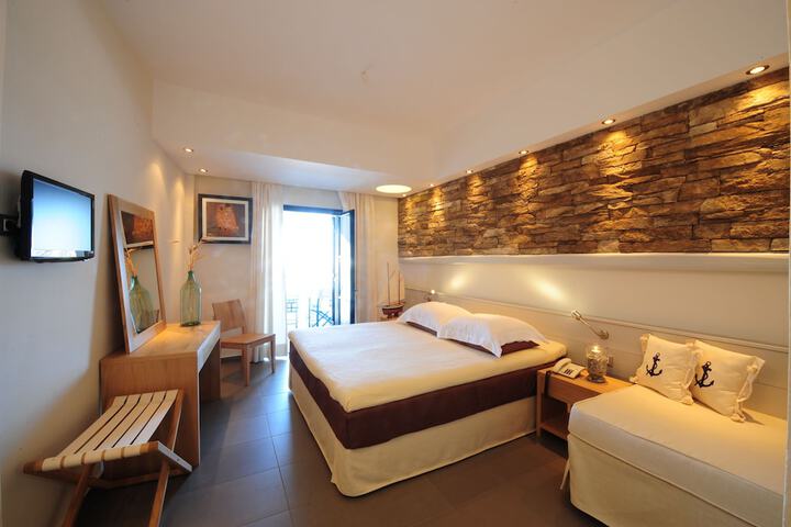 Room 4 of 106