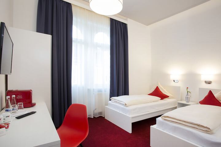 Room 8 of 32