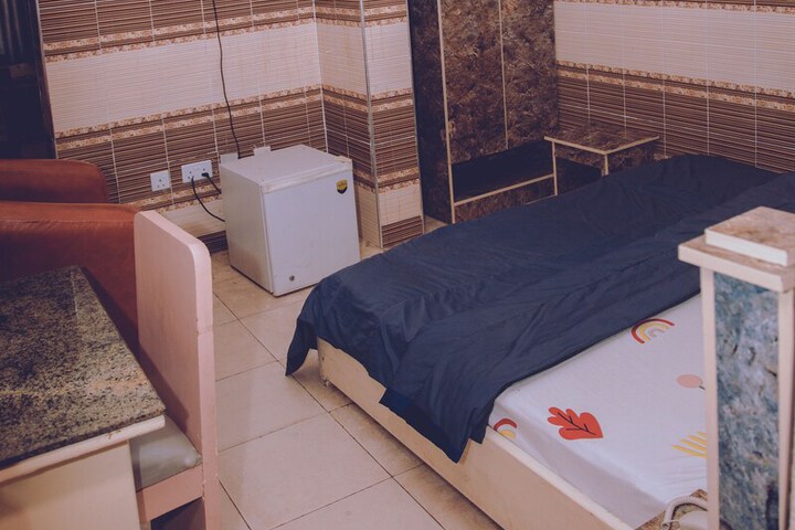 Room 8 of 18