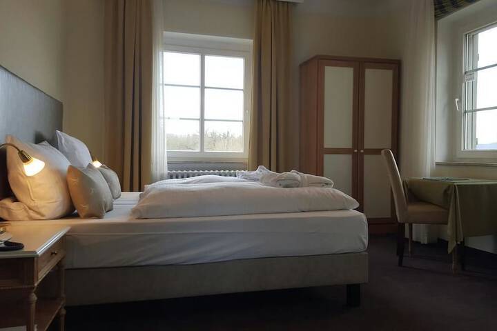 Room 7 of 102