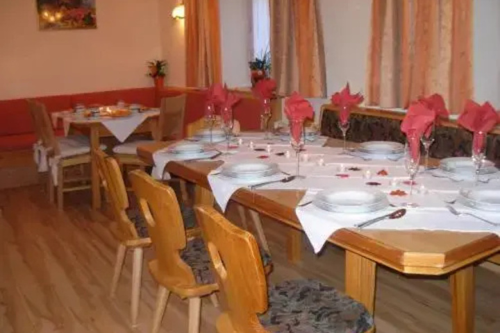 Dining 7 of 11