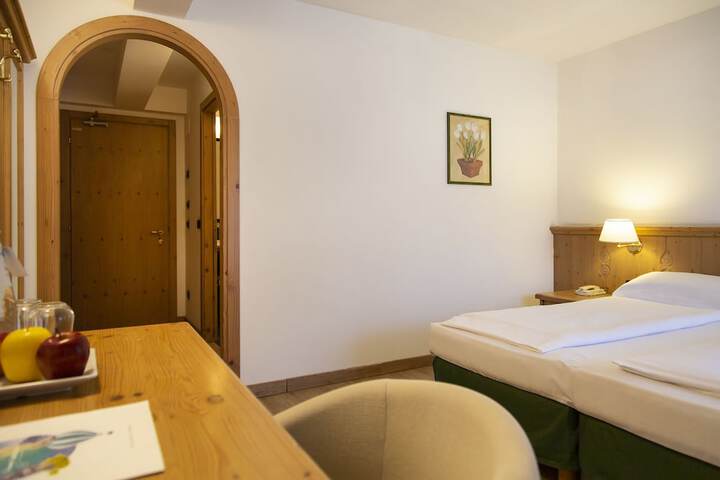 Room 4 of 73