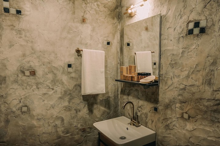 Room 11 of 23