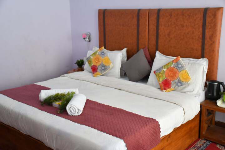 Room 4 of 12