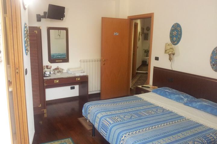 Room 5 of 18
