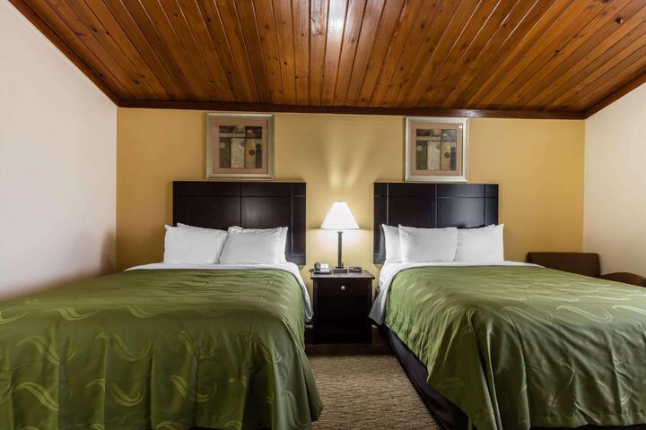 1 Queen Bed (11 of 15)