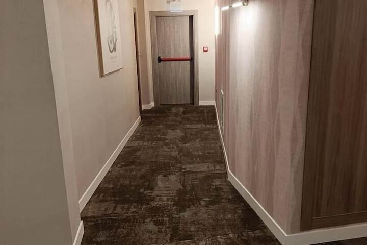 Ballroom/Hall 12 of 18