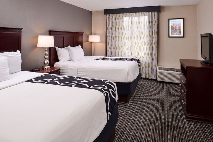 2 Queen Beds Mobility Accessible (3 of 16)