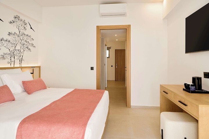 Room 12 of 136