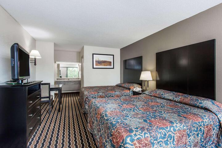 1 King Bed (3 of 10)
