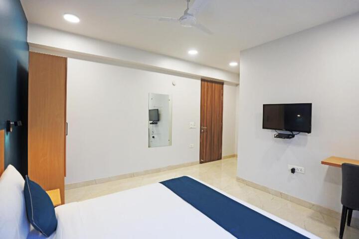 Hotel O Moody Moon Blue