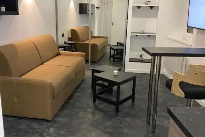 Room 2 of 10