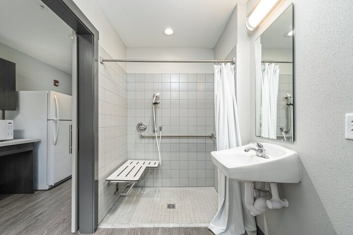 2 Queen Beds Mobility Accessible Suite Roll in Shower (3 of 10)