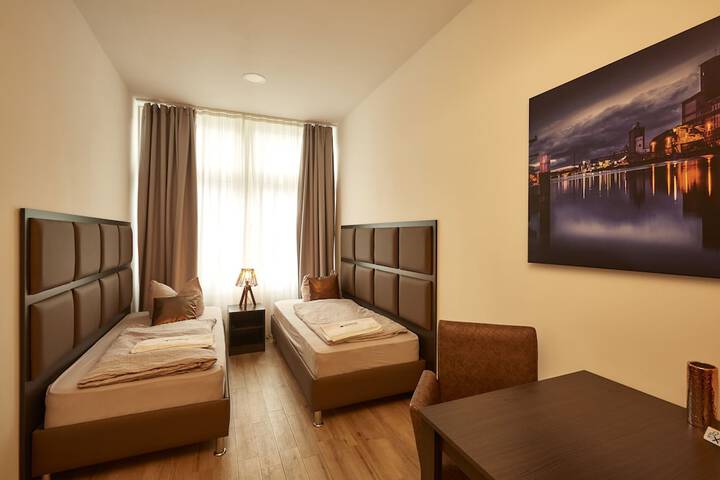 Room 6 of 28