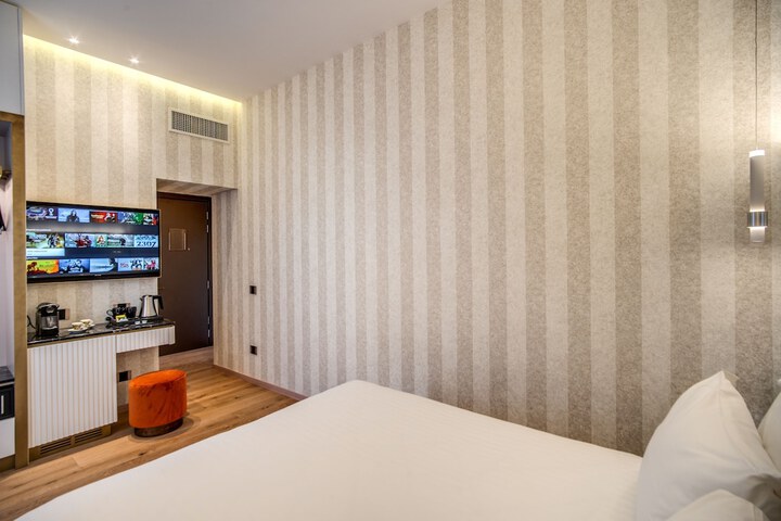 Room 28 of 114