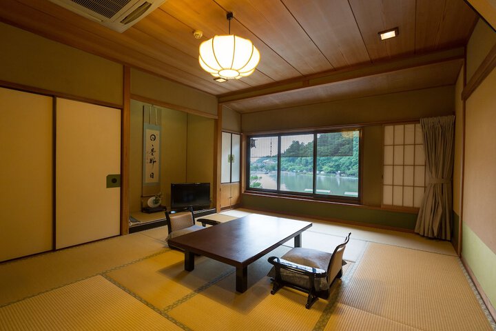 Room 7 of 99
