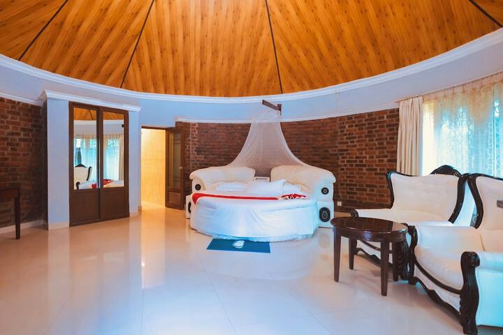 Room 4 of 33