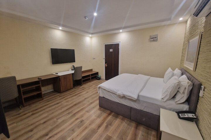 Room 4 of 10