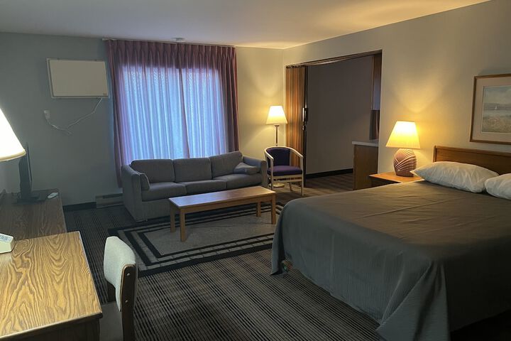 1 Queen Bed (3 of 7)