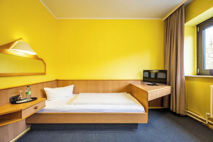 Room 6 of 74