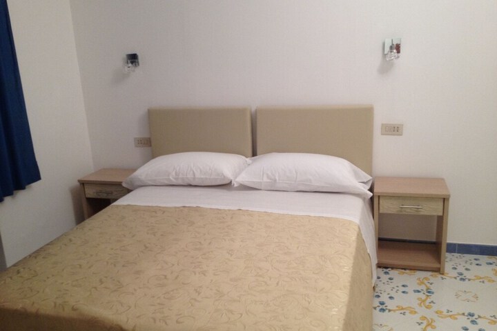 Room 4 of 25