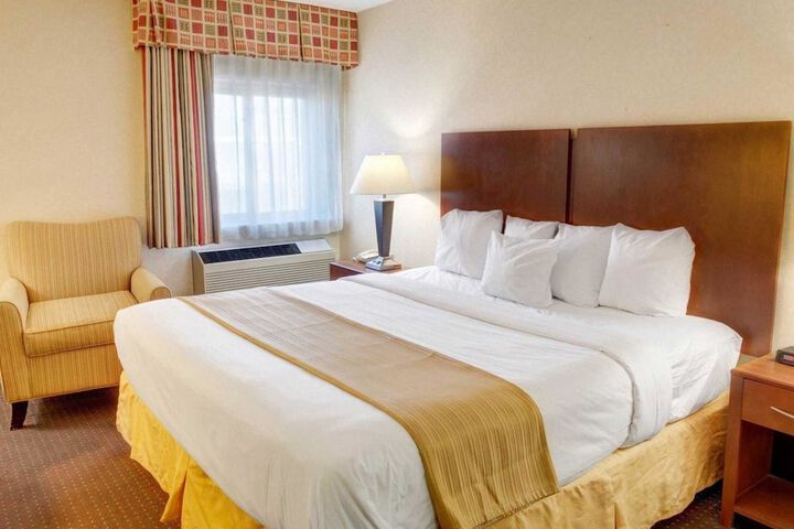 1 King Bed (4 of 7)