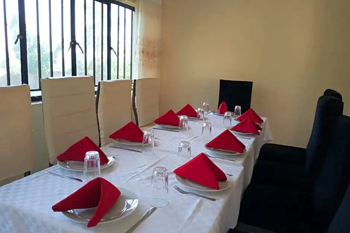 Dining 15 of 17