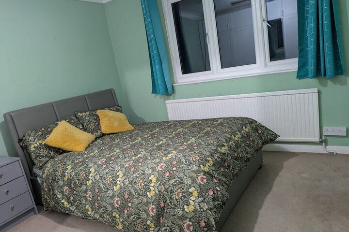 Central Large House close to Heathrow