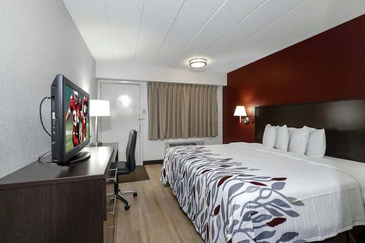 Deluxe King Bed (1 of 18)