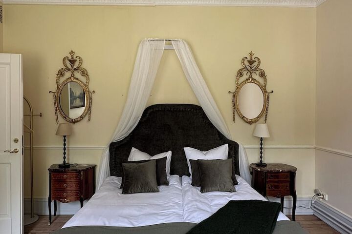 Room 10 of 77