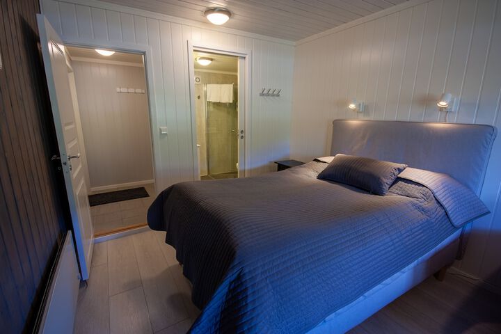 Room 6 of 103