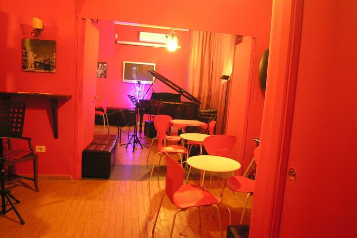 Lounge 31 of 36