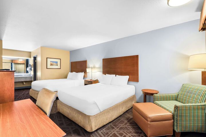 1 Queen Bed (2 of 8)