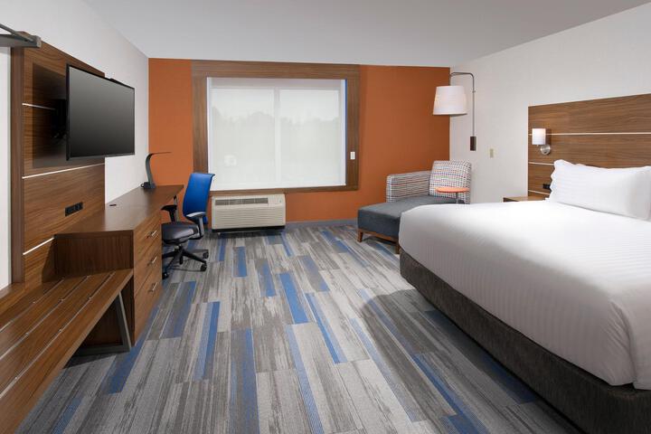 1 King Bed (3 of 10)