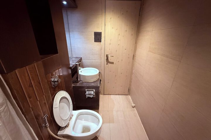 Room 33 of 62