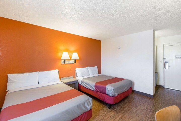 1 Queen Bed (16 of 19)