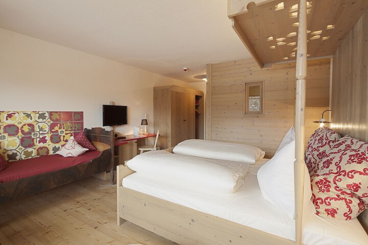 Room 4 of 99
