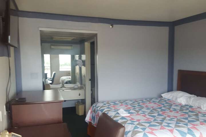 1 Queen Bed (5 of 5)