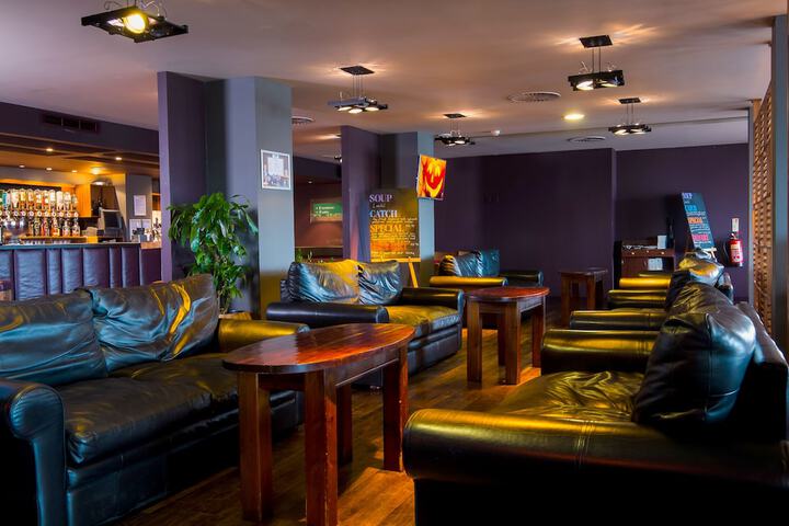Lounge 67 of 99