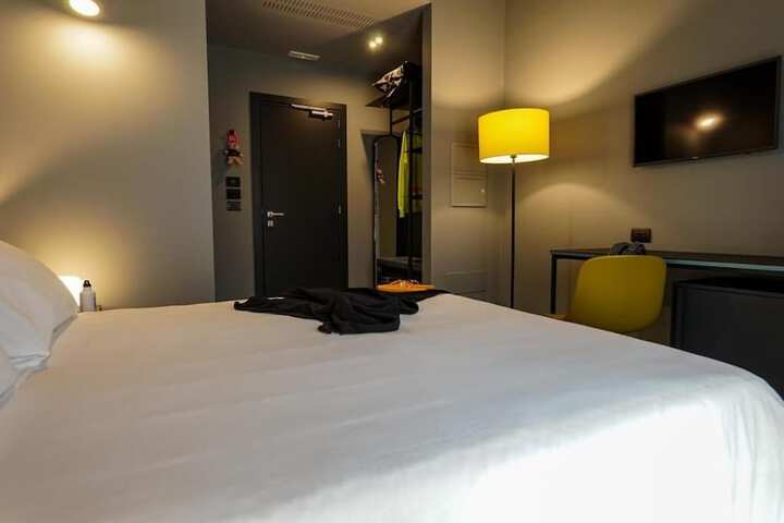 Room 9 of 37