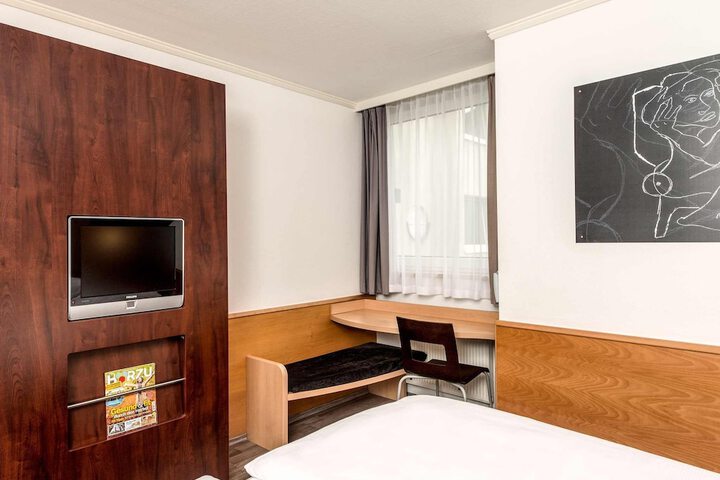 Room 10 of 25