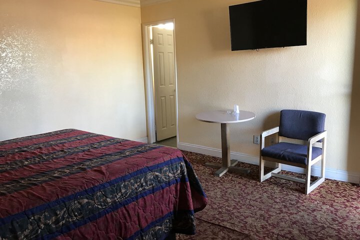 1 Queen Bed (13 of 14)