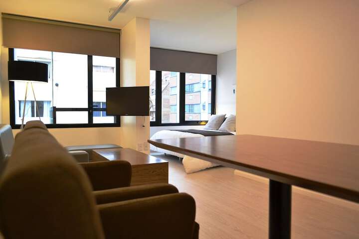 Lounge 13 of 25