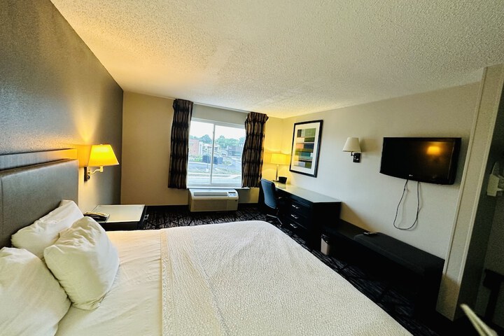 1 King Bed Accessible (2 of 13)