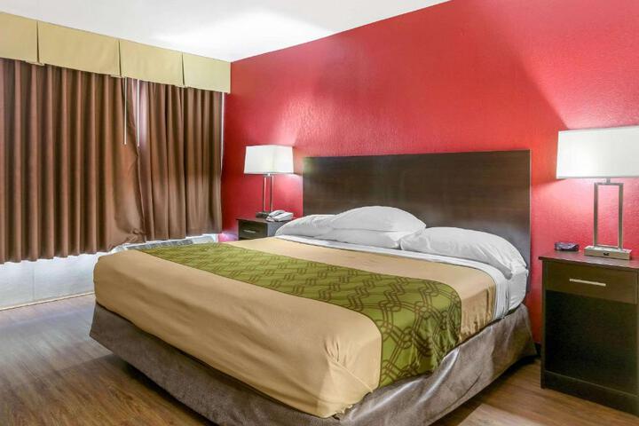 1 Queen Bed (1 of 10)